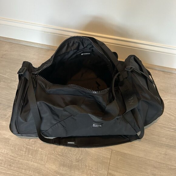 NWT Peloton x lululemon All Day Essentials Duffle Train Gym Bag 32L Large - Picture 8 of 10